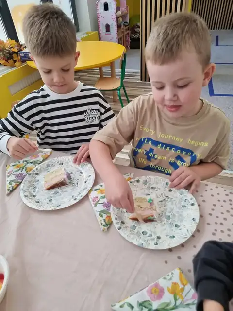 Przedszkolaki jedzą urodzinowy tort