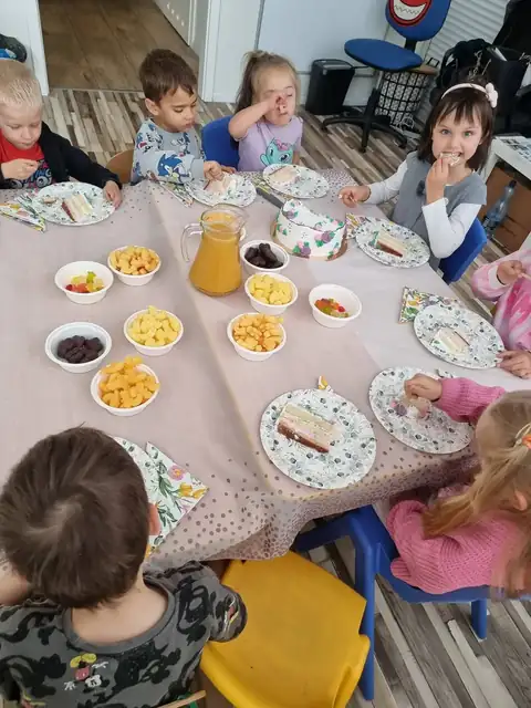 Urodzinowy stół z przekąskami w przedszkolu