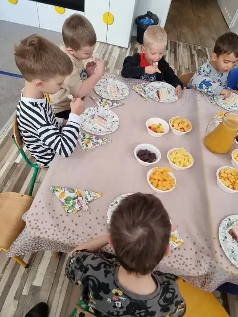 Urodzinowy stół z przekąskami w przedszkolu