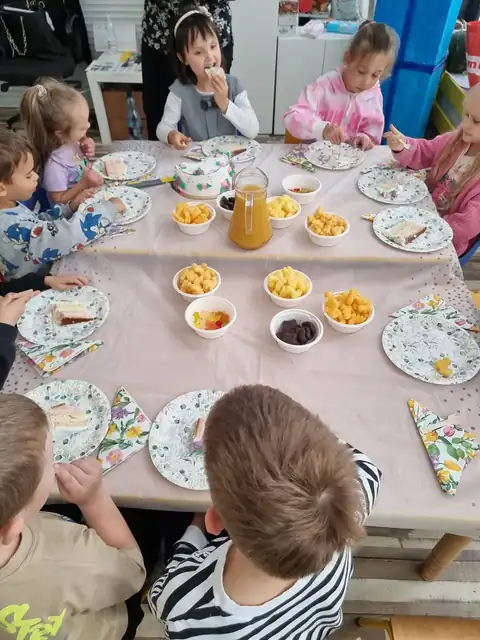 Urodzinowy stół z przekąskami w przedszkolu