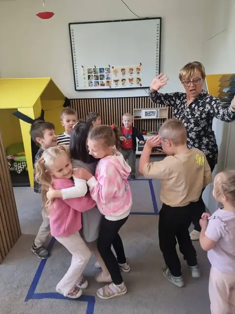 Taniec w kółeczku podczas urodzin w przedszkolu