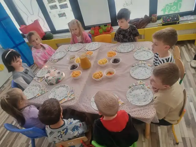 Urodzinowy stół z przekąskami w przedszkolu
