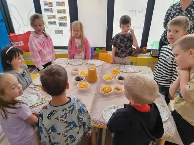 Urodzinowy stół z przekąskami w przedszkolu