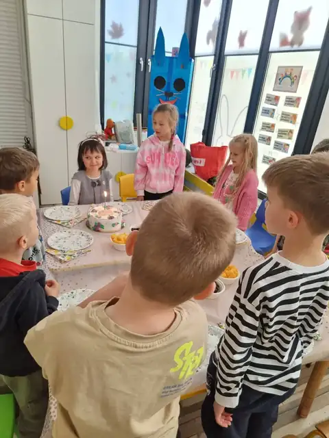 Urodzinowy stół z przekąskami w przedszkolu