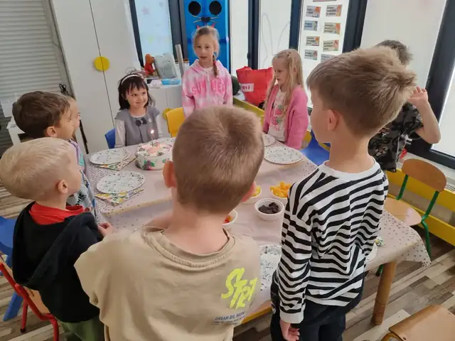 Urodzinowy stół z przekąskami w przedszkolu