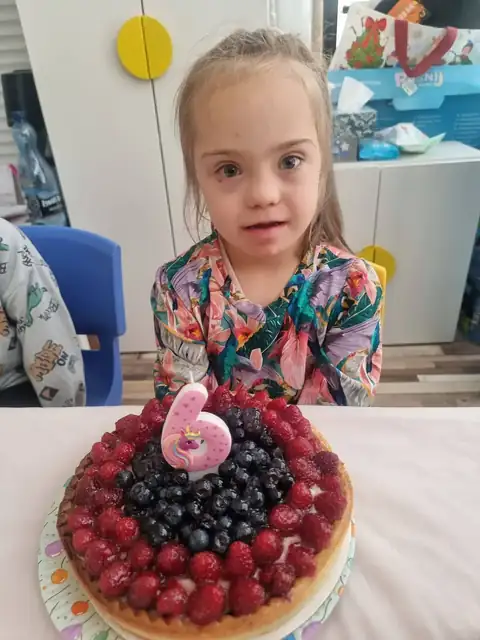 Owocowy tort urodzinowy ze świeczką w kształcie szóstki