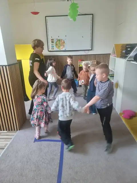 Taniec w kółeczku podczas urodzin w przedszkolu