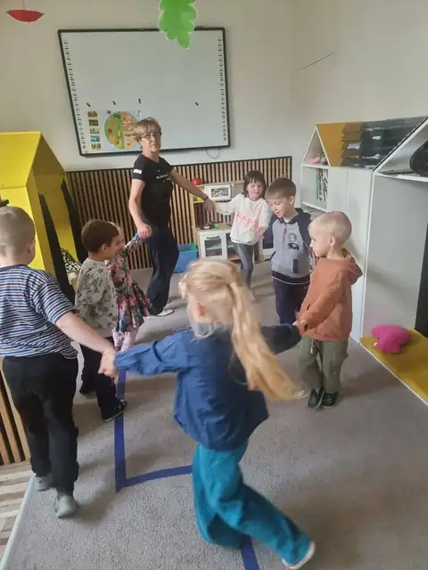 Taniec w kółeczku podczas urodzin w przedszkolu