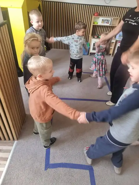 Taniec w kółeczku podczas urodzin w przedszkolu