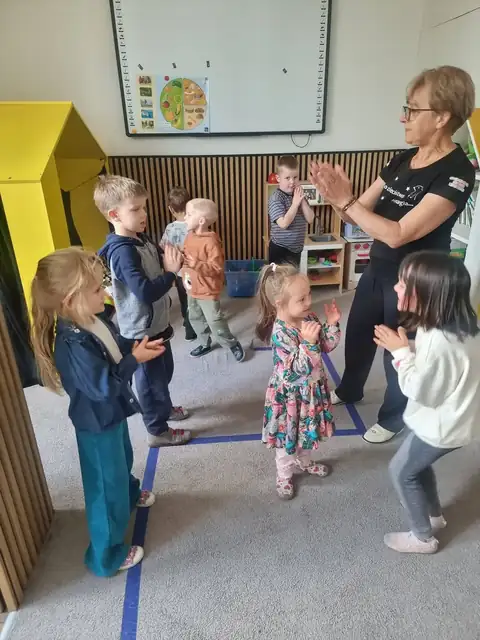 Taniec w kółeczku podczas urodzin w przedszkolu