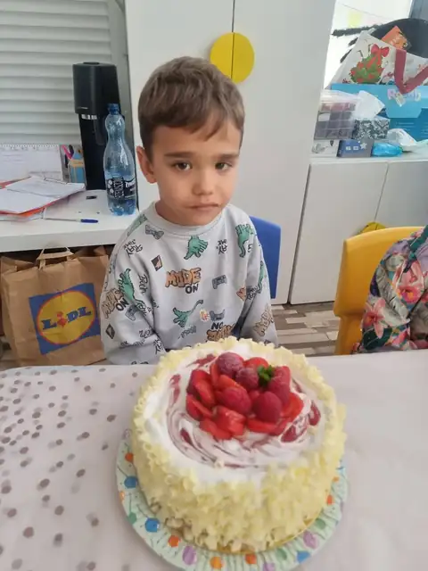 Urodzinowy tort z truskawkami
