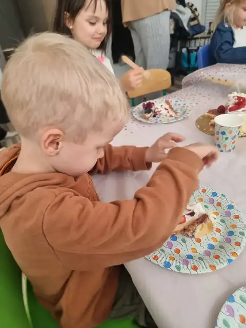 Urodzinowy poczęstunek przy stole