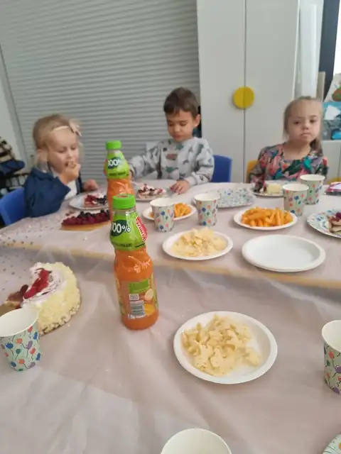 Urodzinowy poczęstunek przy stole