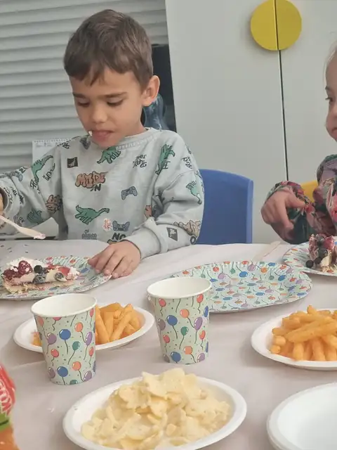 Urodzinowy poczęstunek przy stole