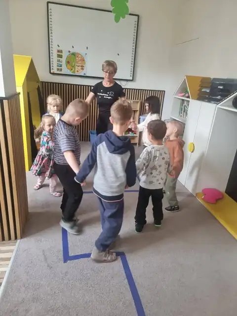 Taniec w kółeczku podczas urodzin w przedszkolu