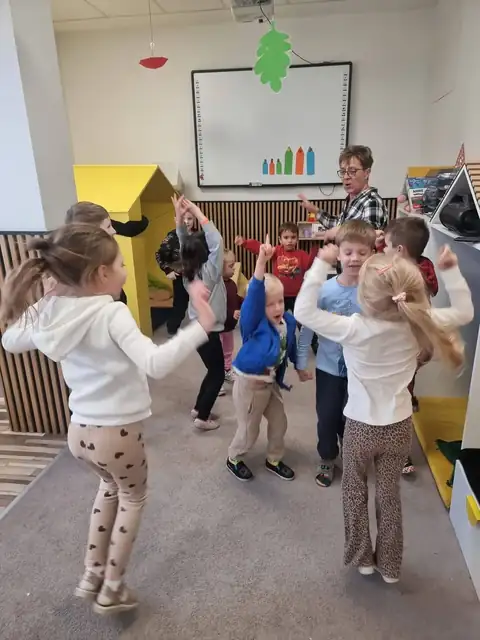 Taniec w kółeczku podczas urodzin w przedszkolu