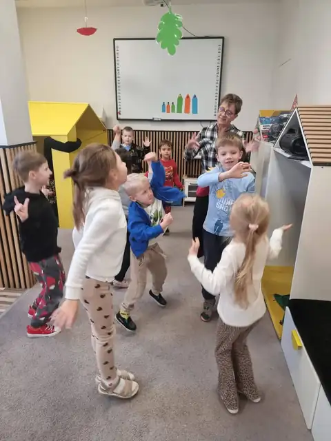 Taniec w kółeczku podczas urodzin w przedszkolu