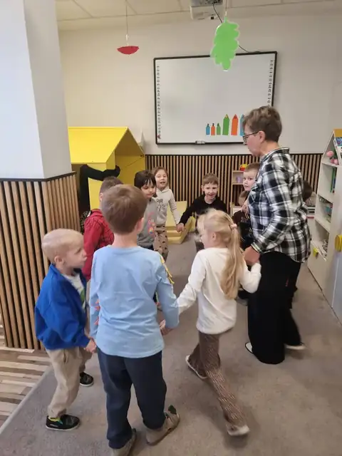 Taniec w kółeczku podczas urodzin w przedszkolu