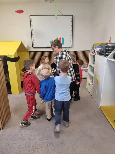 Taniec w kółeczku podczas urodzin w przedszkolu
