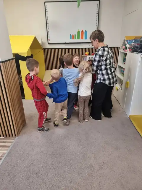 Taniec w kółeczku podczas urodzin w przedszkolu