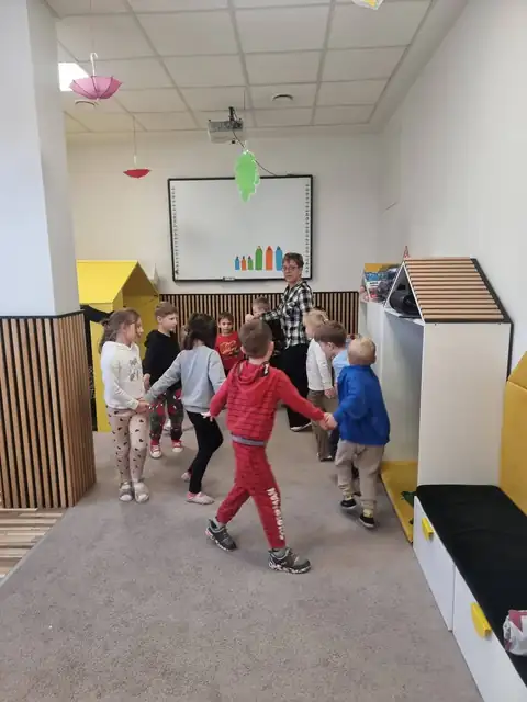 Taniec w kółeczku podczas urodzin w przedszkolu