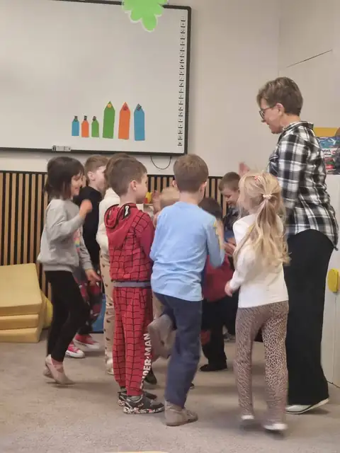Taniec w kółeczku podczas urodzin w przedszkolu