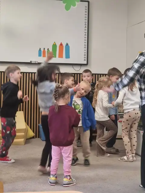 Taniec w kółeczku podczas urodzin w przedszkolu