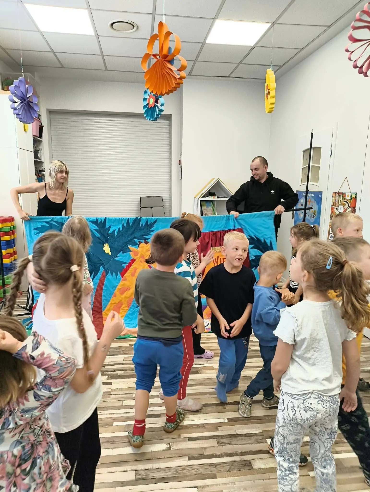 Wakacyjne wydarzenie teatralne w przedszkolu – zdjęcie 12