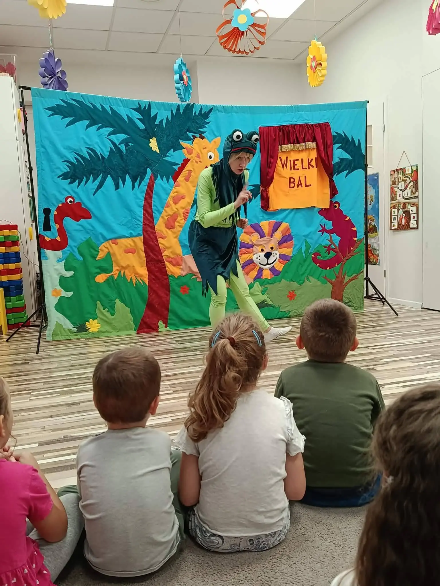 Wakacyjne wydarzenie teatralne w przedszkolu – zdjęcie 3