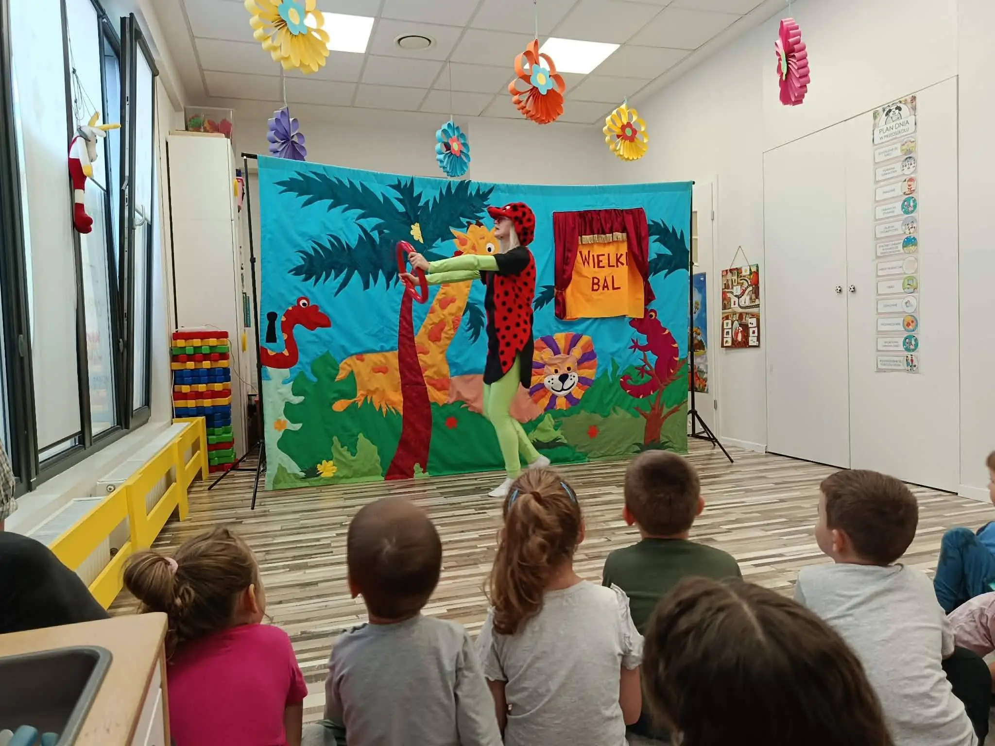 Wakacyjne wydarzenie teatralne w przedszkolu – zdjęcie 6
