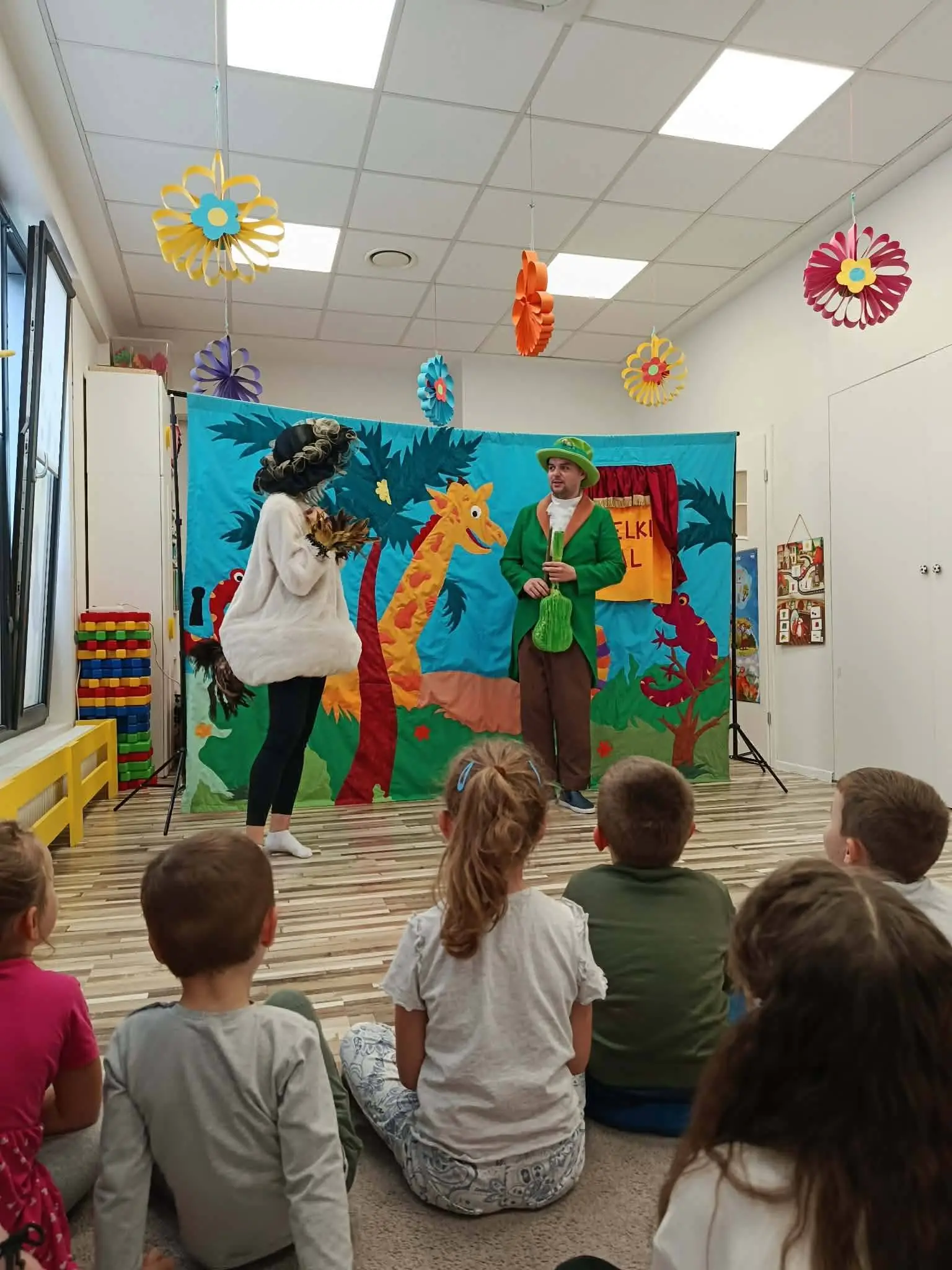 Dzieci podczas przedstawienia teatru Skrzat w przedszkolu – zdjęcie 7