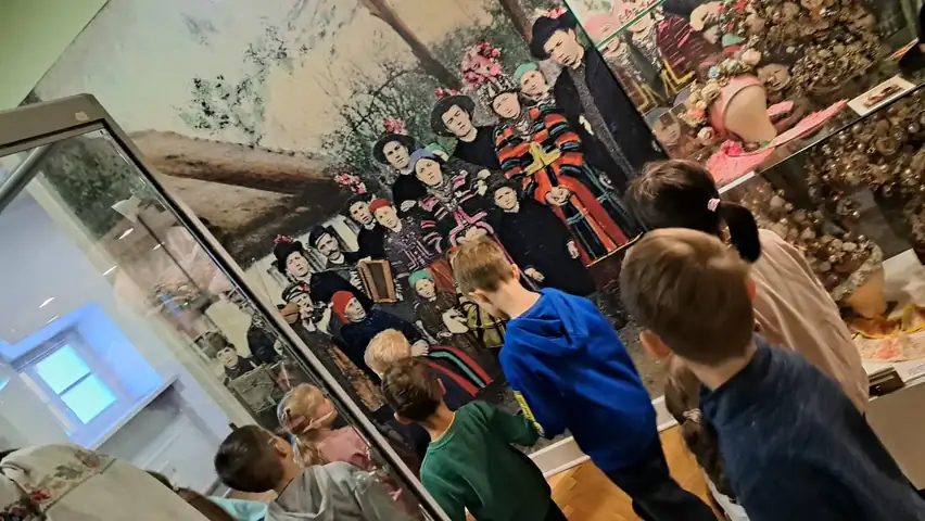 Obraz z procesją w strojach łowickich