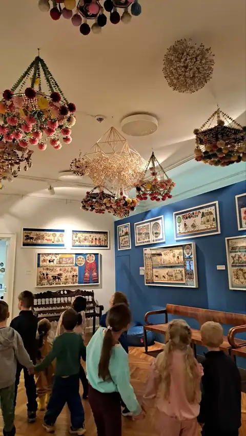 Kolorowe pająki z bibuły