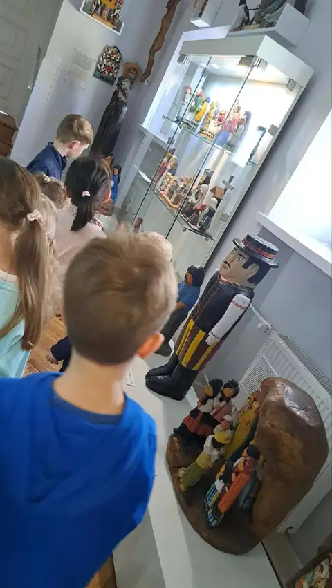 Zajączki zwiedzają muzeum w Łowiczu