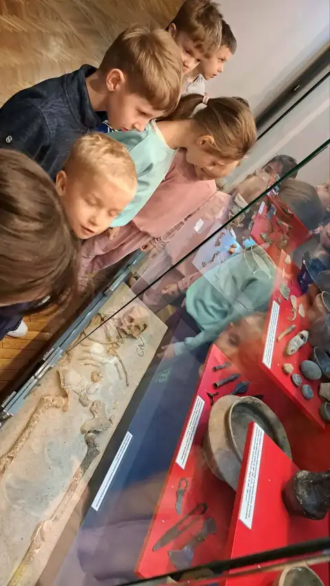 Zabytki w gablotach muzealnych
