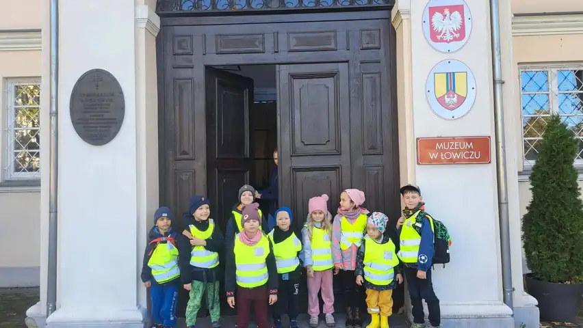 Zajączki przed wejściem do muzeum