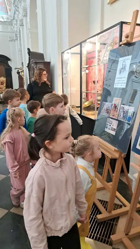 Zajączki zwiedzają muzeum w Łowiczu