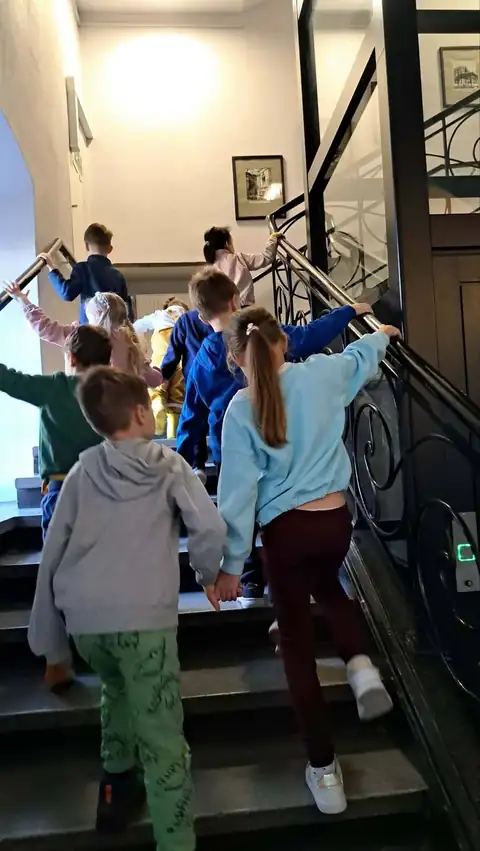 Zajączki zwiedzają muzeum w Łowiczu