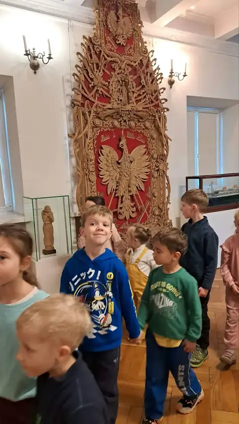 Godło na ścianie muzeum