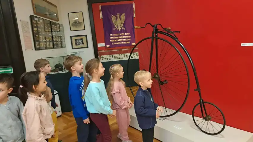 Zabytkowy rower z dużym kołem