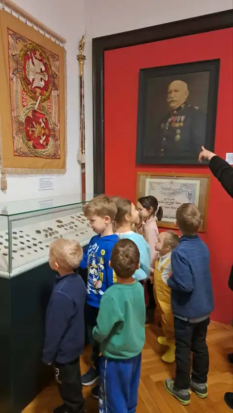Portret i sztandar w sali historycznej