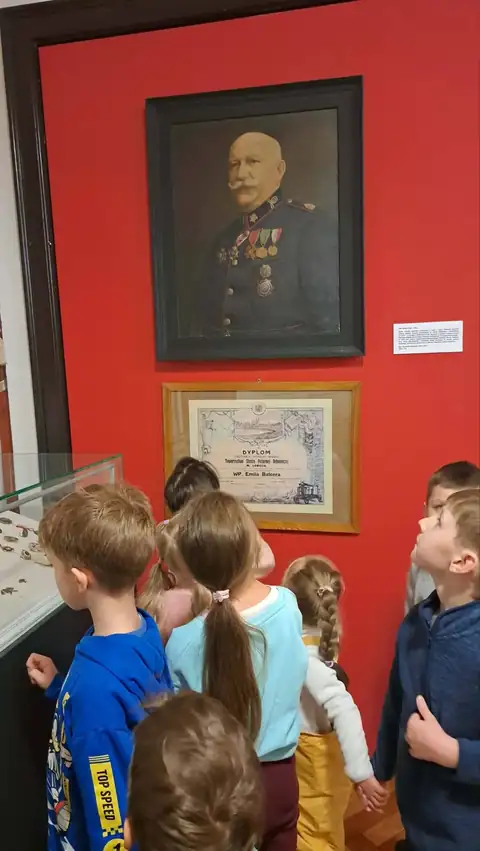 Portret i sztandar w sali historycznej
