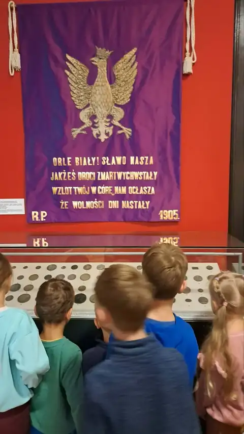 Portret i sztandar w sali historycznej