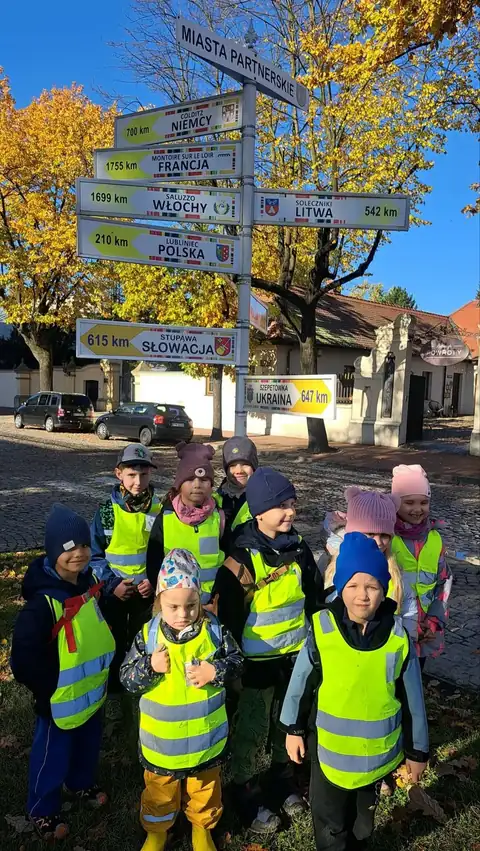 Zajączki pod drogowskazem w Łowiczu