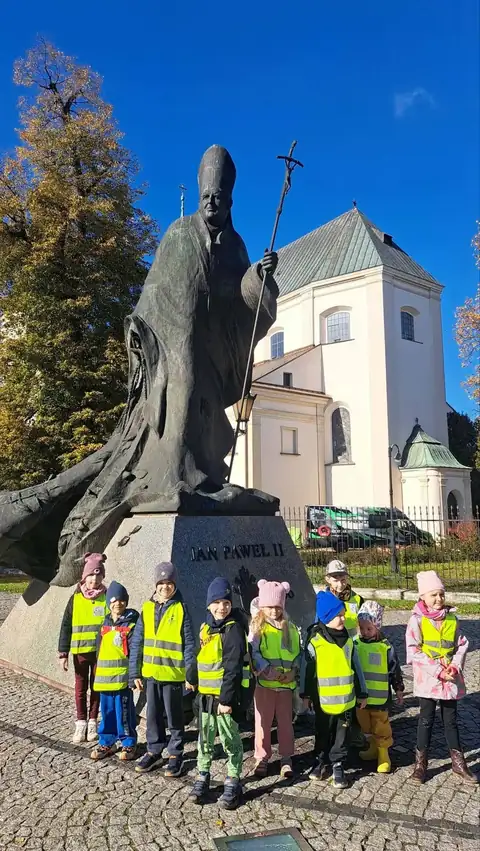 Zajączki przy pomniku Jana Pawła II