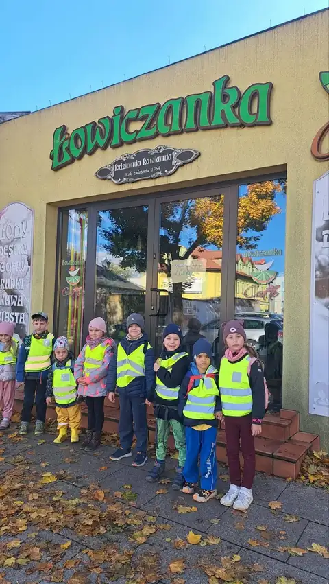 Zajączki przed sklepem regionalnym