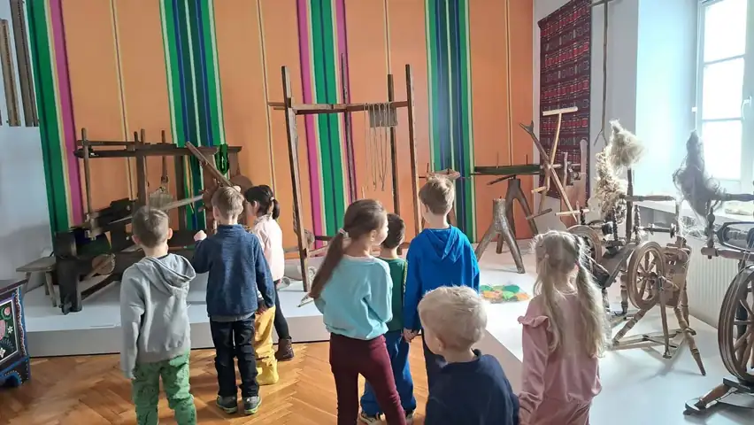 Dawne krosna tkackie w muzeum w Łowiczu