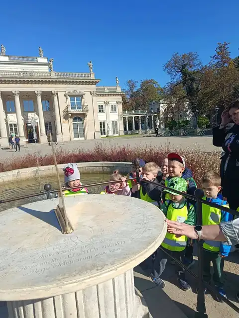 Przedszkolaki przed Pałacem na Wyspie