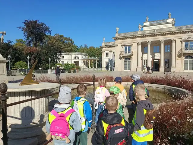 Przedszkolaki przed Pałacem na Wyspie