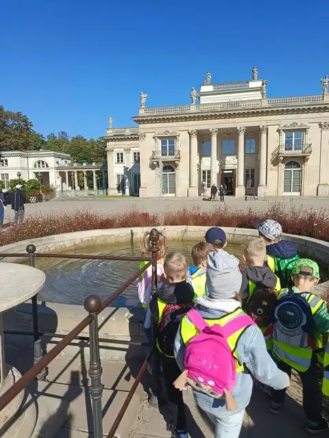 Przedszkolaki przed Pałacem na Wyspie